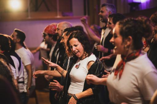 La comunidad de Rock n' Choirs actuando en directo